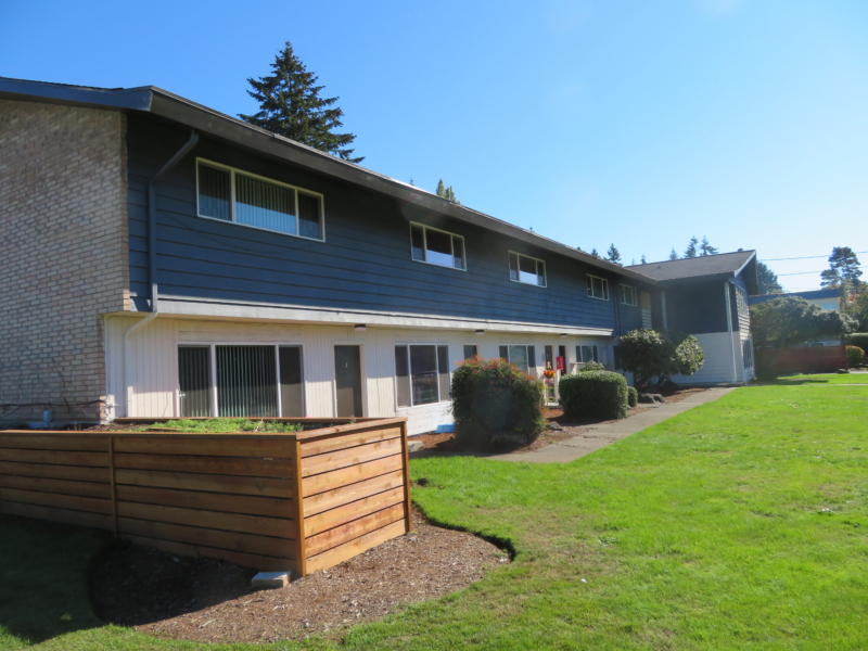 Left side view of Arnold apartments in Marysville, WA