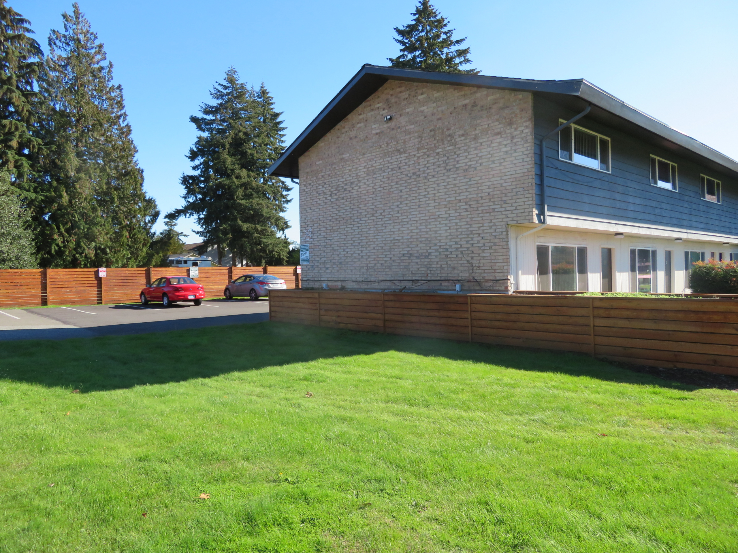 Side view of Arnold Apartments in Marysville, WA