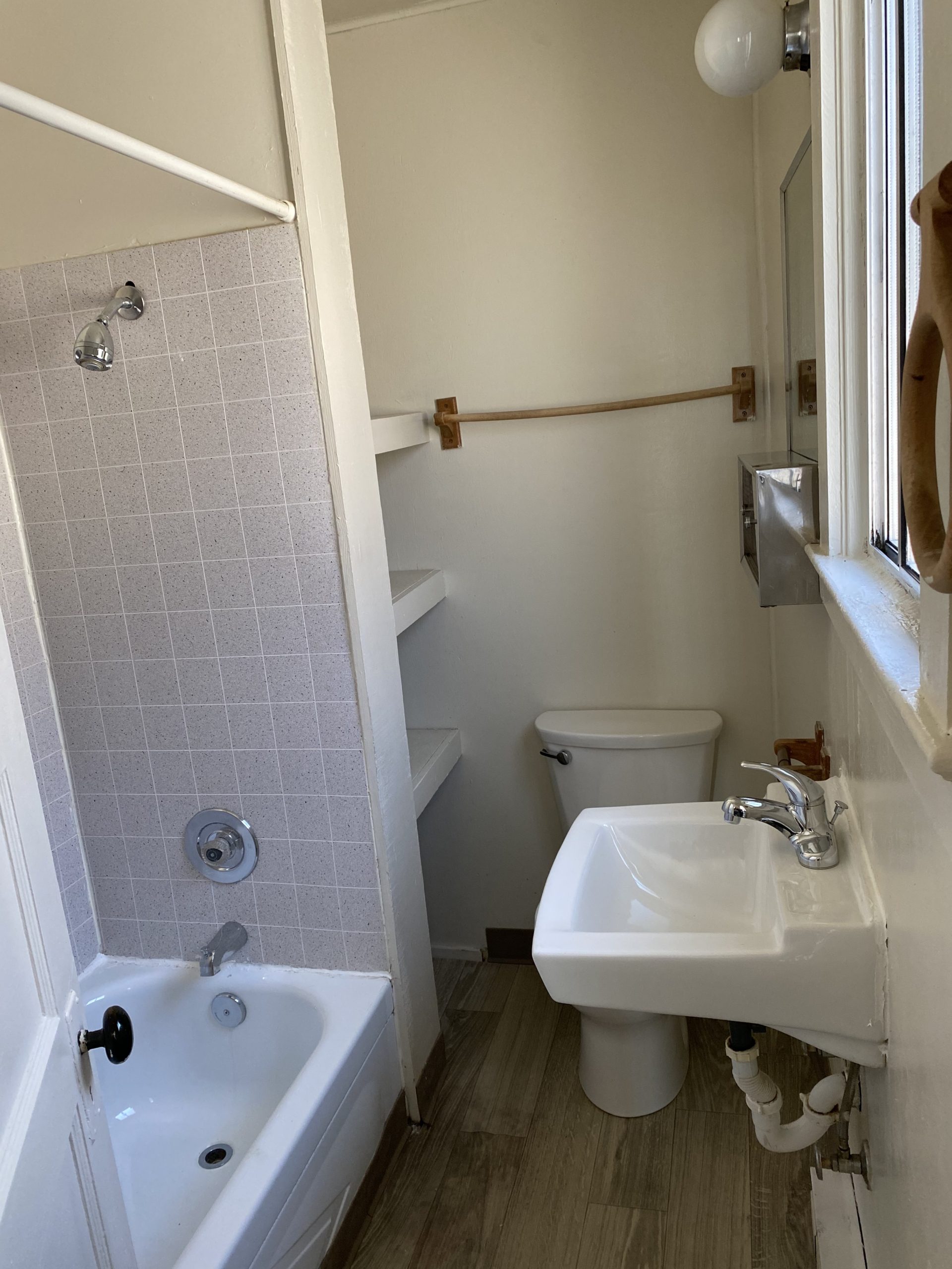 Bathroom of Everett Apartments