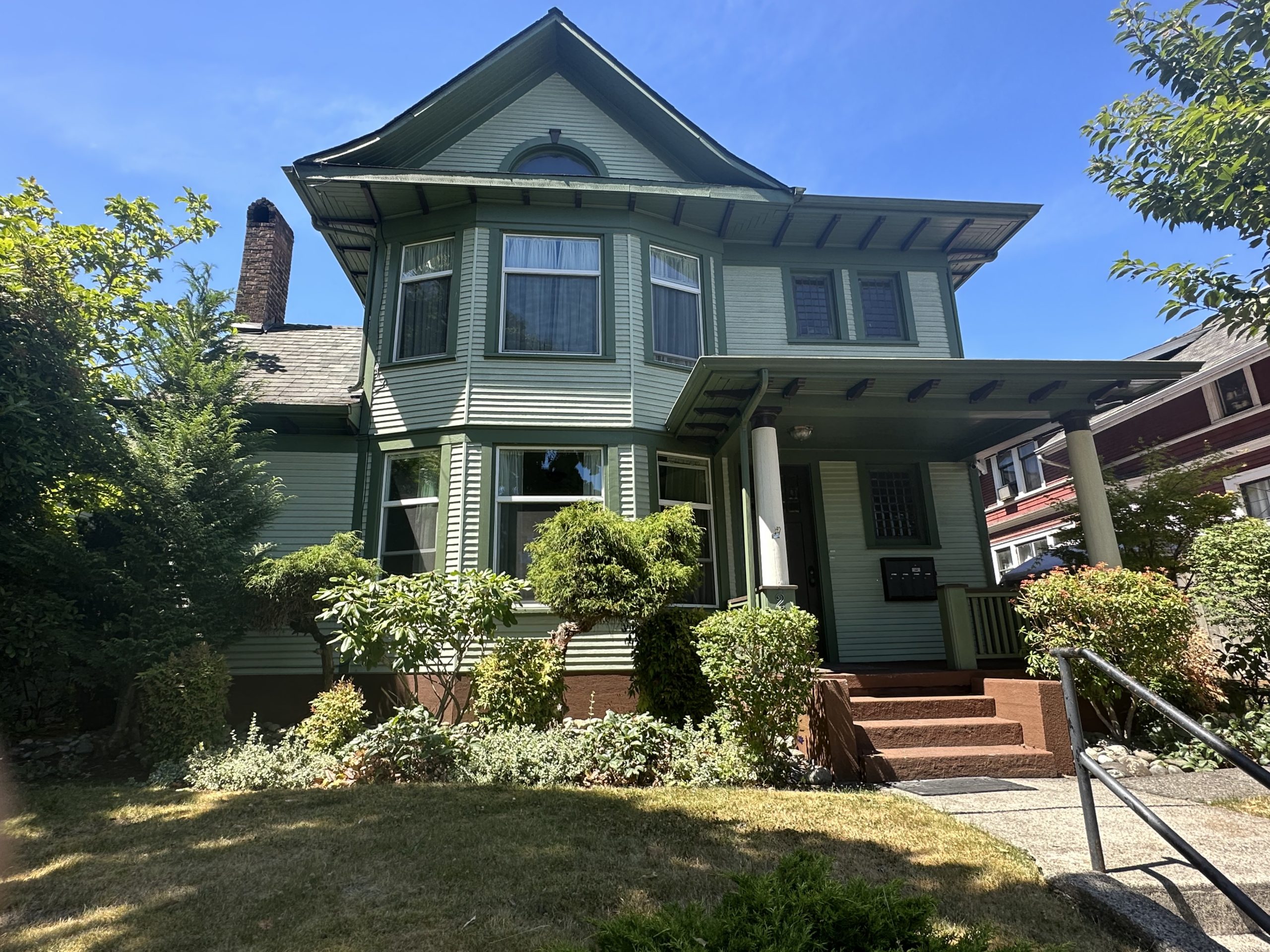 Front entrance of Everett apartments