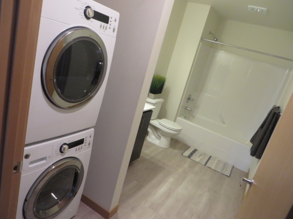 Washer/dryer and bathroom in apartment